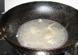 咖喱鱼丸火锅,倒入高汤烧开