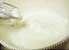 奶油咖啡戚风蛋糕,搅打至湿性发泡，提起打蛋器，蛋白成柔软的弯钩状态，制成蛋白霜