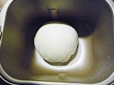 奶酥吐司,揉面时间结束后加入黄油，继续选择和面模式，揉20-30分钟时，观察一下面团状态，能轻易拉出薄膜不断即可