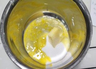 椰蓉花朵面包,先做馅料，把软化的黄油和鸡蛋，砂糖混合，搅打均匀