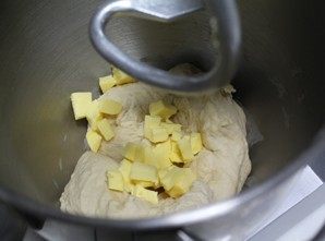 椰蓉花朵面包,启动和面程序，揉成扩展阶段放入黄油