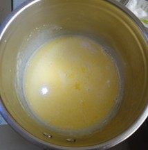 自制巧克力蛋黄派,黄油中加入牛奶，加温溶化