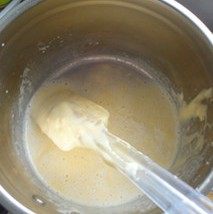 自制巧克力蛋黄派,再和少许的面粉糊拌匀，再倒入多的面粉糊中抄底快速拌匀。