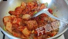 红火石锅泡菜汤,加入泡菜，转大火翻炒至出味儿
