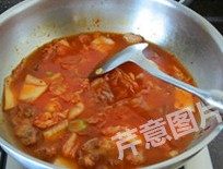 红火石锅泡菜汤,加入高汤（或淘米水，或清水），大火煮开，并打去浮沫