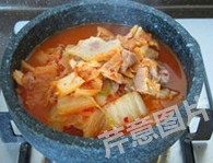 红火石锅泡菜汤,移入提前预热的石锅中，继续加热至沸腾