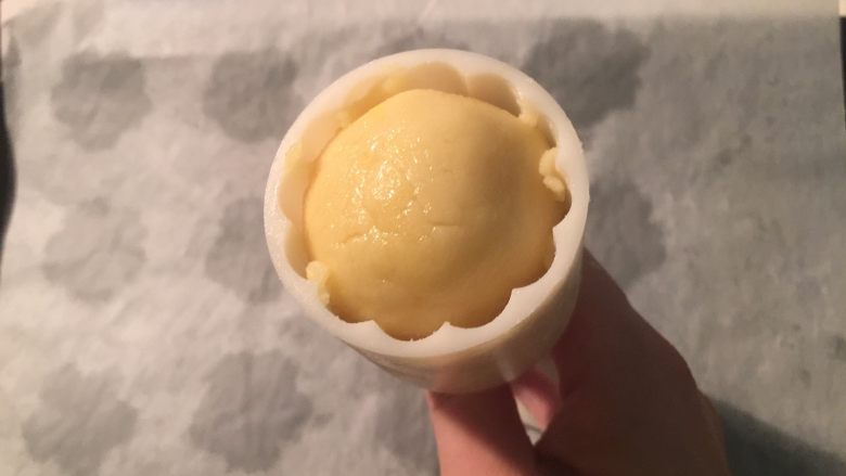 港式奶黄月饼,放入月饼模具中，可以用一些玉米淀粉防粘