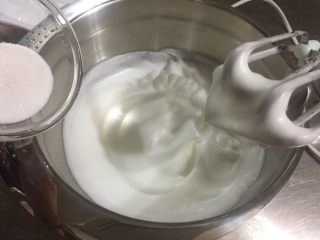 蔓越莓戚风蛋糕,继续中速打发至抬起打蛋头蛋白呈弯勾状态后，加入最后的白砂糖