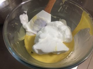 蔓越莓戚风蛋糕,取1/3的蛋白放入蛋黄糊中，翻拌均匀