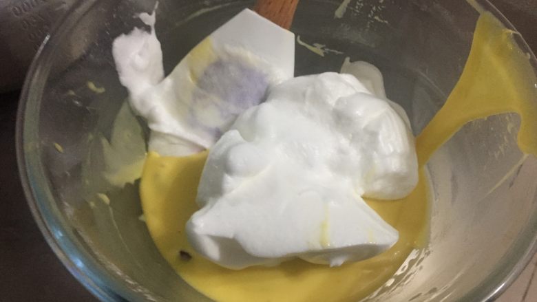 蔓越莓戚风蛋糕,取1/3的蛋白放入蛋黄糊中，翻拌均匀