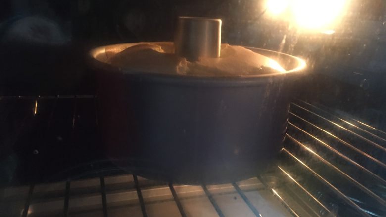 蔓越莓戚风蛋糕,放入预热好的烤箱中170度烤35分钟即可