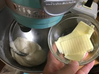 肉松肠仔包,酵母水倒入面包桶中
开始揉面至混合均匀,面团光滑后加入室温软化的黄油
继续揉面至拉出较韧的薄膜即可