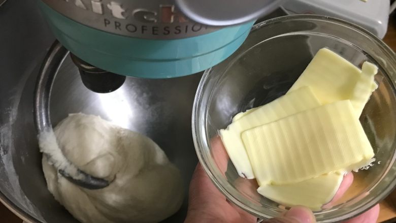 肉松肠仔包,酵母水倒入面包桶中
开始揉面至混合均匀,面团光滑后加入室温软化的黄油
继续揉面至拉出较韧的薄膜即可
