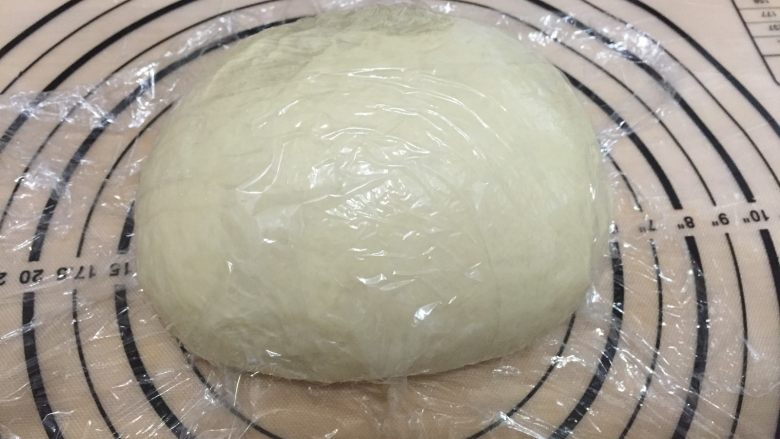 肉松海苔手撕面包 直接法,发酵后排气放在揉面垫上，盖保鲜膜松弛15分钟