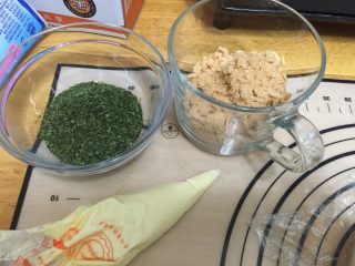 肉松海苔手撕面包 直接法,准备好辅料，海苔粉没有的话就把海苔片剪成小小的块也可以，但是不要加多！！！
要不会特别腥！海苔总共不超过10g