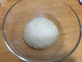 肉松海苔手撕面包 直接法,揉好的面团取出后，放盆中放温暖处进行基础发酵，时间为1小时
