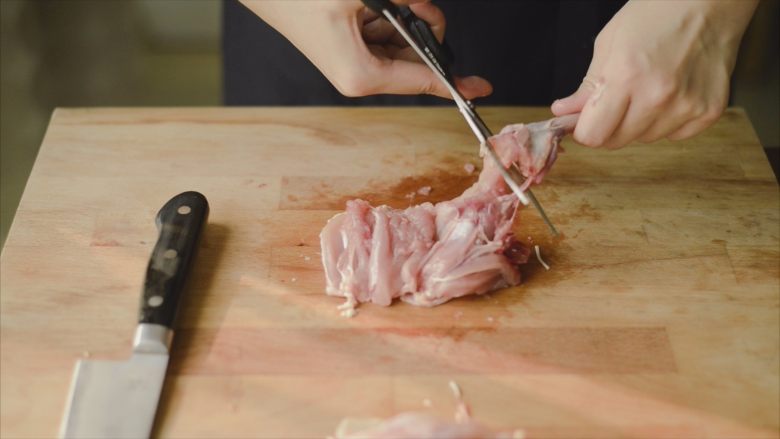 居酒屋烤鸡肉串（附酱汁配方）,把肉剥下来。这样拆鸡腿可以得到完整的鸡肉，鸡皮的一面朝下，煎一下也很棒。