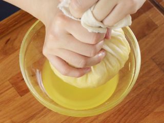 酥掉渣的凤梨酥,用纱布垫在碗里，因为要把多余的凤梨汁挤出来，我们可以喝掉