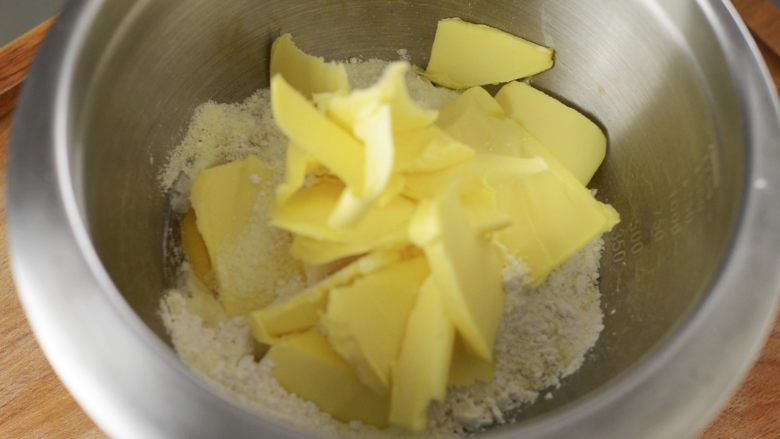酥掉渣的凤梨酥,开始做皮。所有材料放进一个搅拌盆。