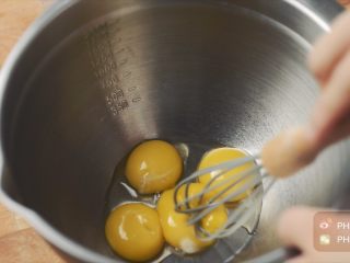 栗子蒙布朗可可卷,四个蛋黄打碎。