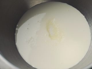 栗子蒙布朗可可卷,制作奶油馅。淡奶油250g，白砂糖10g到20g，打到8分发的样子。