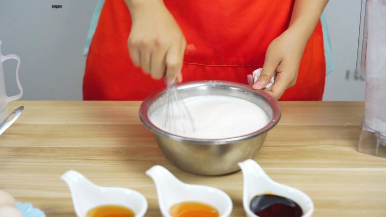 必吃的广东小吃——广州肠粉,搅拌均匀，使其充分融合