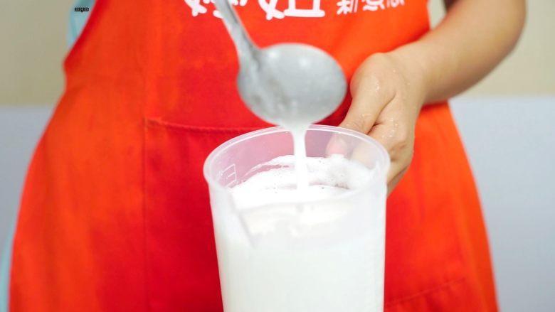 必吃的广东小吃——广州肠粉,浇米浆之前，在摇匀一下