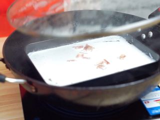 必吃的广东小吃——广州肠粉,放入锅中，大火蒸1-2分钟（根据你粉浆的厚度决定时间）
