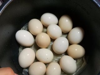 卤蛋,放一点点足够打湿纸巾的水就好了，把生鸡蛋放在纸巾上