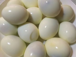 卤蛋,将全部的鸡蛋都剥掉壳，是不是白白嫩嫩，每一颗都非常完整，很漂亮