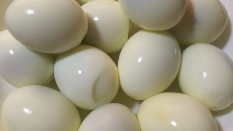 卤蛋,将全部的鸡蛋都剥掉壳，是不是白白嫩嫩，每一颗都非常完整，很漂亮