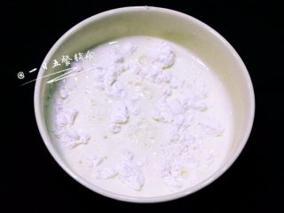 牛奶椰丝小方,将三分之一的的牛奶和玉米淀粉混合均匀。