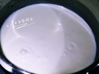 牛奶椰丝小方,将锅里的奶液煮稍沸。