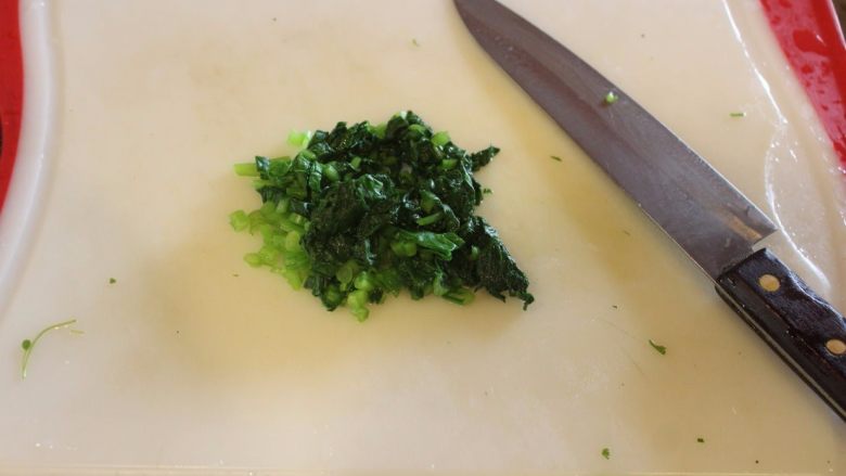提洛面包丸子,新鲜香菜切碎，如果没有也可加入干燥的意大利香料。青菜烫过切碎，今天用的是油菜，手边有的绿色青菜都是很适合的。