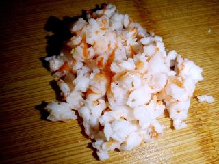 海鲜杂蔬小饭团 让孩子爱上吃饭,虾尾去皮，切小粒