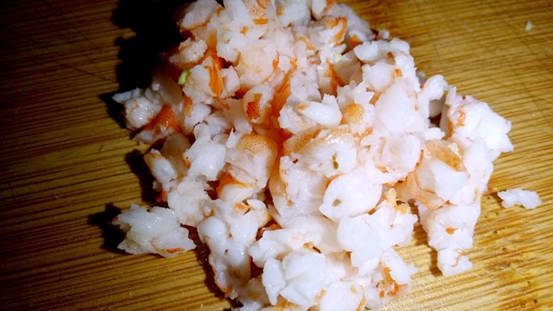 海鲜杂蔬小饭团 让孩子爱上吃饭,虾尾去皮，切小粒
