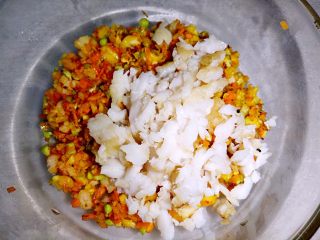 海鲜杂蔬小饭团 让孩子爱上吃饭,把炒好的杂蔬虾尾盛到大碗里面，放入弄好的小鱼块加适量盐孜然粉拌匀，算上米饭的量哦。