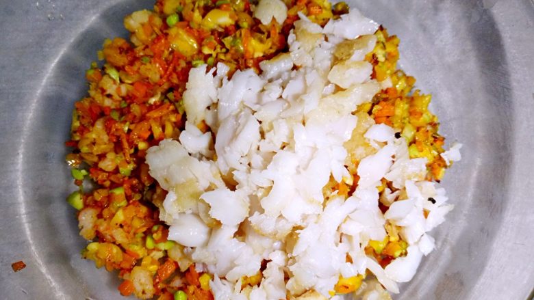 海鲜杂蔬小饭团 让孩子爱上吃饭,把炒好的杂蔬虾尾盛到大碗里面，放入弄好的小鱼块加适量盐孜然粉拌匀，算上米饭的量哦。