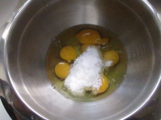 红枣核桃三色蛋糕,把鸡蛋打到打蛋盆里，加入白糖。