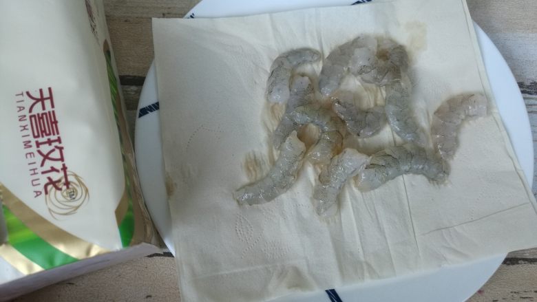 丝瓜凤尾虾,放在纸巾上吸干水分。