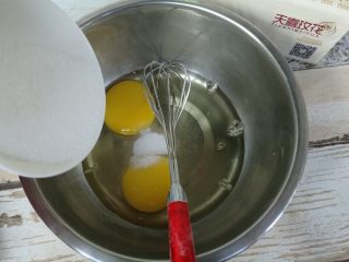 哆啦A梦的铜锣烧,鸡蛋打入盆内，加入糖，搅拌均匀。