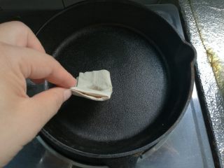哆啦A梦的铜锣烧,开火，烤干锅内水分，抽取一张纸巾，倒一点玉米油，在锅底薄薄的涂一层。
