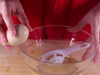 双皮奶的家常做法，香甜爽口好吃又过瘾！,准备一个小碗，将蛋液打入碗中，这里我们只取蛋白即可。