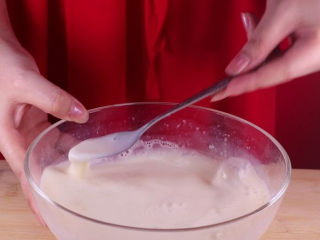 双皮奶的家常做法，香甜爽口好吃又过瘾！,将牛奶跟蛋清糖充分搅拌均匀。