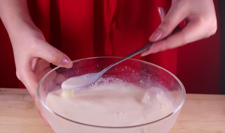 双皮奶的家常做法，香甜爽口好吃又过瘾！,将牛奶跟蛋清糖充分搅拌均匀。