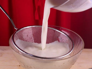 双皮奶的家常做法，香甜爽口好吃又过瘾！,用筛子将牛奶过滤一遍，因为这样牛奶吃起来口感会更细腻一些。牛奶搅拌别太用力，以免起小泡泡，这样蒸的时候就会有洞，不好看。