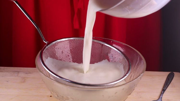 双皮奶的家常做法，香甜爽口好吃又过瘾！,用筛子将牛奶过滤一遍，因为这样牛奶吃起来口感会更细腻一些。牛奶搅拌别太用力，以免起小泡泡，这样蒸的时候就会有洞，不好看。