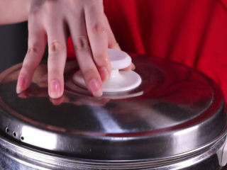 双皮奶的家常做法，香甜爽口好吃又过瘾！,将装碗的奶放入锅中隔水蒸，这个时候也可以用个小碗扣在碗上，以免蒸的时候水蒸气进入碗中。