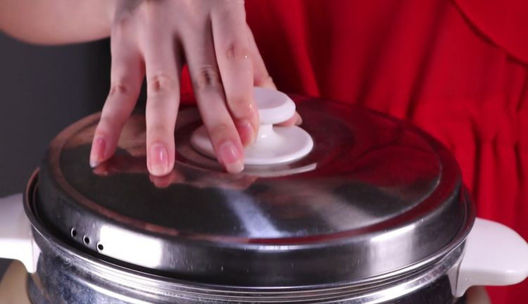 双皮奶的家常做法，香甜爽口好吃又过瘾！,将装碗的奶放入锅中隔水蒸，这个时候也可以用个小碗扣在碗上，以免蒸的时候水蒸气进入碗中。