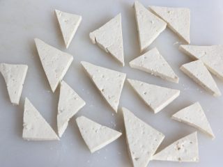 茄汁豆腐,将豆腐切0.8cm厚度左右的薄片，再切成三角形。